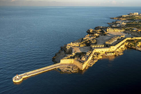 Luftaufnahme von Valletta mit dem historischen Fort Ricasoli und der atemberaubenden Mittelmeerküste, Südostregion, Malta. - AAEF27459