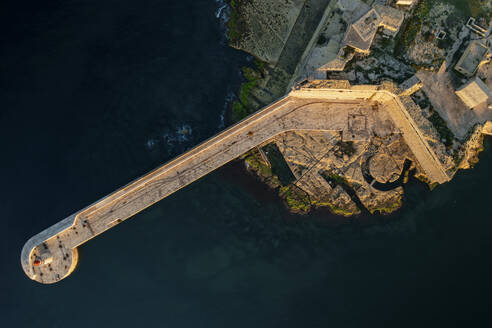 Luftaufnahme von Fort Ricasoli und Valletta mit herrlicher Mittelmeerküste, Malta. - AAEF27460