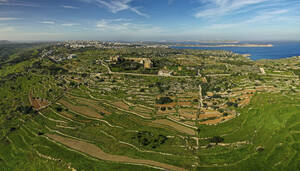 Luftaufnahme der Stadt Mellieha und ihrer malerischen Landschaft, Mellieha, Malta. - AAEF27466