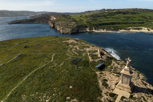 Luftaufnahme der St. Paul-Statue mit Blick auf die schöne Küste von Mellieha, Nordregion, Malta. - AAEF27468