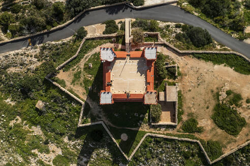 Luftaufnahme des It Torri Tower in Mellieha, Malta. - AAEF27471