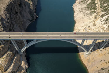 Luftaufnahme der Maslenicki Most Brücke, einer modernen Brücke über einen malerischen Fluss in Zadar, Kroatien. - AAEF27473