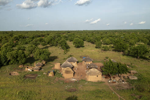 Luftaufnahme eines traditionellen Dorfes in der abgelegenen Savanne der Region Savannah, Ghana. - AAEF27477