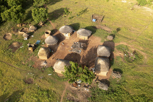Luftaufnahme eines traditionellen Dorfes mit Hütten und nachhaltiger Landwirtschaft in der Savannenregion, Ghana. - AAEF27478