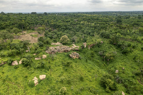 Luftaufnahme der Region Bono East mit grünem Wald und Felsen, Ghana. - AAEF27479