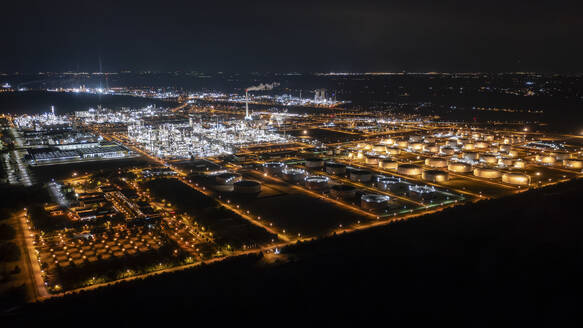 Luftaufnahme von Leuna, Sachsen bei Nacht mit Industriekomplex und beleuchteter Raffinerie, Sachsen-Anhalt, Deutschland. - AAEF27480