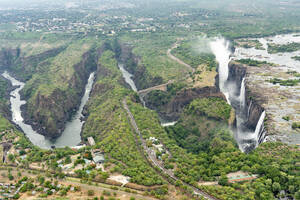 Luftaufnahme der Victoriafälle im Nebel mit Grün und transparentem Wasser, Victoria Falls, Simbabwe. - AAEF27482