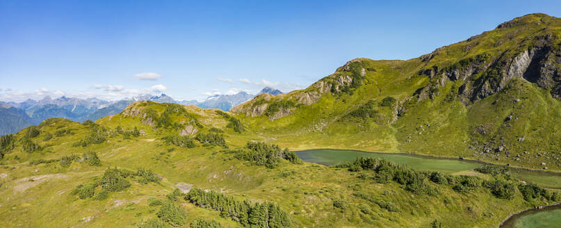 Panoramaluftaufnahme der Berge von Baranof Island, Tongass National Forest, Sitka, Alaska, Vereinigte Staaten. - AAEF27489