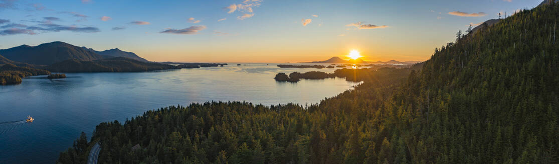 Panoramaluftaufnahme von Silver Bay und Mt Edgecumbe, Sitka, Alaska, Vereinigte Staaten. - AAEF27500