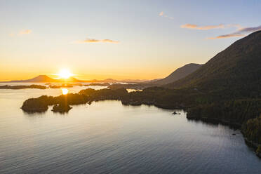 Panoramaluftaufnahme von Silver Bay und Mt Edgecumbe, Sitka, Alaska, Vereinigte Staaten. - AAEF27501