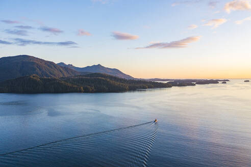 Panoramaluftaufnahme von Silver Bay und Mt Edgecumbe, Sitka, Alaska, Vereinigte Staaten. - AAEF27502