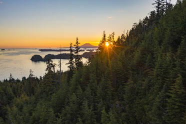 Panoramaluftaufnahme von Silver Bay und Mt Edgecumbe, Sitka, Alaska, Vereinigte Staaten. - AAEF27504