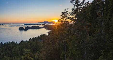 Panoramaluftaufnahme von Silver Bay und Mt Edgecumbe, Sitka, Alaska, Vereinigte Staaten. - AAEF27505