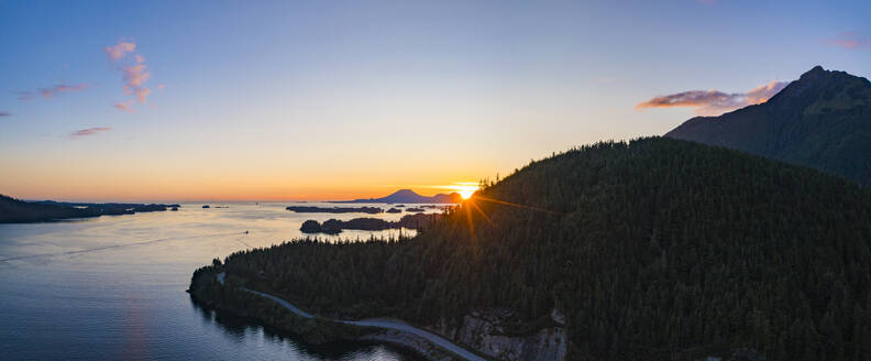 Panoramaluftaufnahme von Silver Bay und Mt Edgecumbe, Sitka, Alaska, Vereinigte Staaten. - AAEF27507