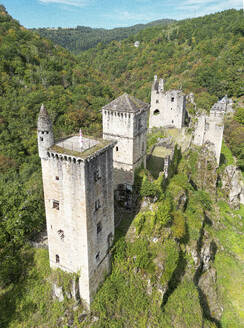 Luftaufnahme von Tours de Merle, Correze, Frankreich. - AAEF27510