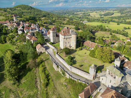 Luftaufnahme von Chateau Saint-Hilaire, Dorf Curemonte, Correze, Frankreich. - AAEF27513