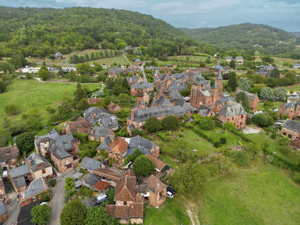 Luftaufnahme der Stadt Collonges la Rouge, Correze, Frankreich. - AAEF27515