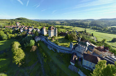 Luftaufnahme von Chateau Saint-Hilaire, Mauern von Curemonte, Frankreich. - AAEF27523