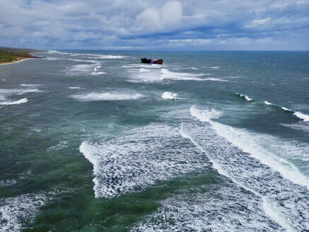 Luftaufnahme eines Schiffswracks vor der Insel Lanaʻi, Hawaii, Vereinigte Staaten. - AAEF27534