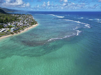 luftaufnahme von Kualoa Beach, Hawaii, Vereinigte Staaten. - AAEF27536