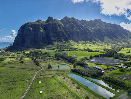 Luftaufnahme der Kualoa Ranch, Jura-Tal, Hawaii, Vereinigte Staaten. - AAEF27537