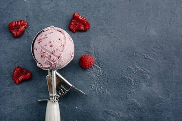 Scoop of raspberry ice cream - TILF00087