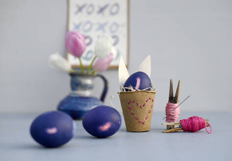 Studioaufnahme von lila Ostereiern und selbstgemachten Dekorationen - GISF01042