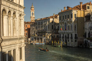 Italien, Venetien, Venedig, Canal Grande von der Rialto-Brücke aus gesehen - JMF00647