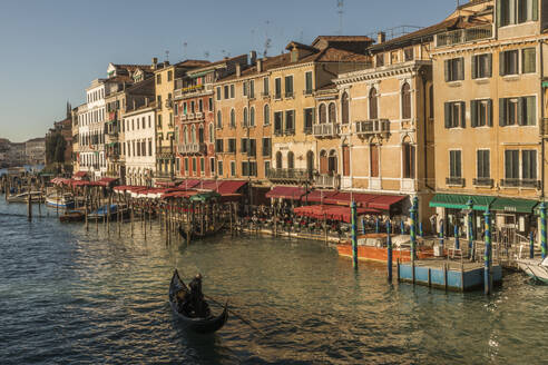 Italien, Venetien, Venedig, Canal Grande von der Rialto-Brücke aus gesehen - JMF00649