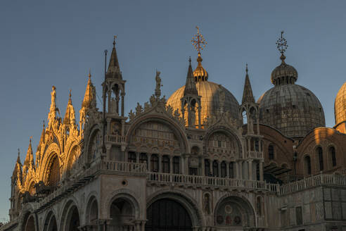 Italien, Venetien, Venedig, Außenansicht des Markusdoms in der Abenddämmerung - JMF00650