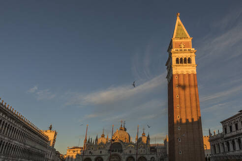 Italien, Venetien, Venedig, Campanile di San Marco in der Abenddämmerung - JMF00651