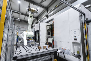 Roboterarm mit weißen Maschinen in einer Fabrik - AAZF01687