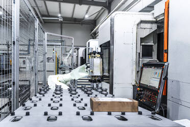 Weißer Roboterarm mit CNC-Maschinen in einer modernen Fabrik - AAZF01690