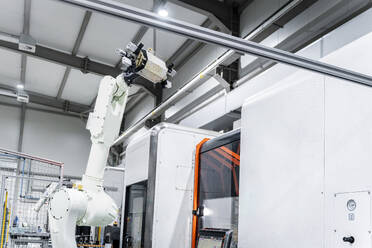 Weißer Roboterarm in moderner Fabrik - AAZF01691