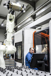 Ingenieur bei der Bedienung von Robotern in einer modernen Fabrik - AAZF01699