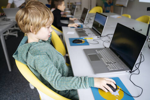 Blonder Junge lernt Computercodes im Klassenzimmer - NJAF00888