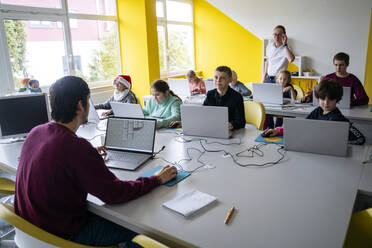 Schüler lernen Programmieren mit Laptops im Klassenzimmer - NJAF00905