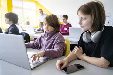 Schüler lernen Computerprogrammierung im Klassenzimmer - NJAF00909