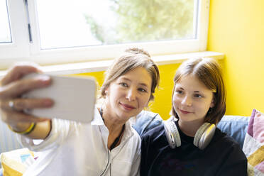 Reifer Lehrer nimmt Selfie mit Mädchen in der Schule - NJAF00912