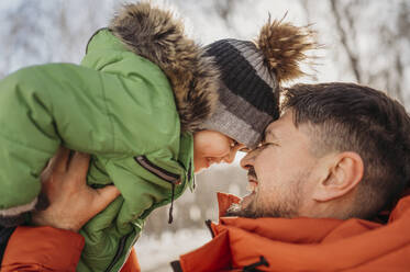 Glücklicher Vater verbringt seine Freizeit mit seinem Sohn im Winter - ANAF02742