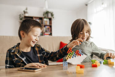 Glückliche Jungen spielen Balance-Spiel zu Hause - ELMF00103