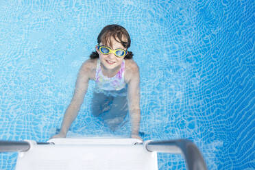 Lächelndes Mädchen mit Schwimmbrille im Schwimmbad - ELMF00105