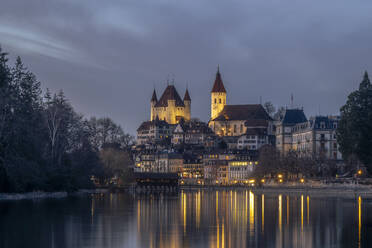 Schweiz, Kanton Bern, Thun, See mit Schloss Thun im Hintergrund - KEBF02833