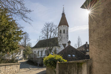 Schweiz, Kanton Bern, Thun, Sonnenschein über der Stadtkirche Thun - KEBF02836