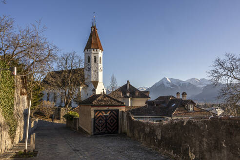 Switzerland, Bern Canton, Thun, Cobblestone footpath leading to Stadtkirche Thun church - KEBF02837