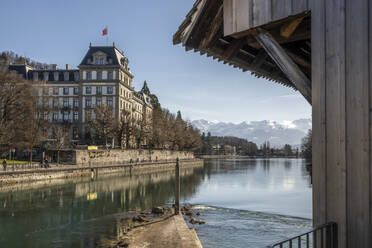 Schweiz, Kanton Bern, Thun, Blick von der Scherzligschleuse zum Hotel Thunerhof - KEBF02840