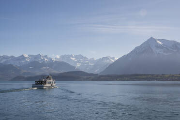 Schweiz, Kanton Bern, Thun, Boot fährt über den Thunersee - KEBF02842