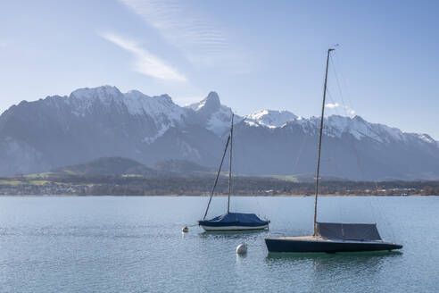 Schweiz, Kanton Bern, Thun, Segelboote auf dem Thunersee - KEBF02843