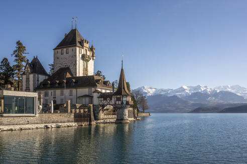 Schweiz, Kanton Bern, Thun, Schloss Oberhoffen am Ufer des Thunersees - KEBF02845