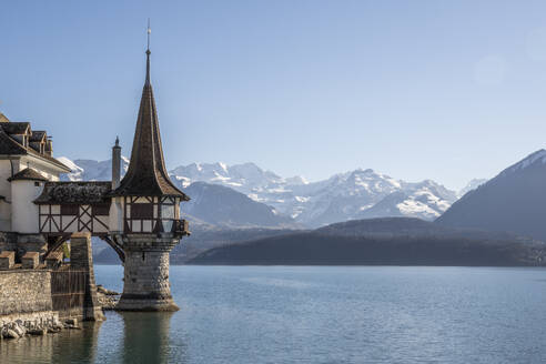 Schweiz, Kanton Bern, Thun, Thunersee mit Schloss Oberhoffen im Vordergrund - KEBF02846